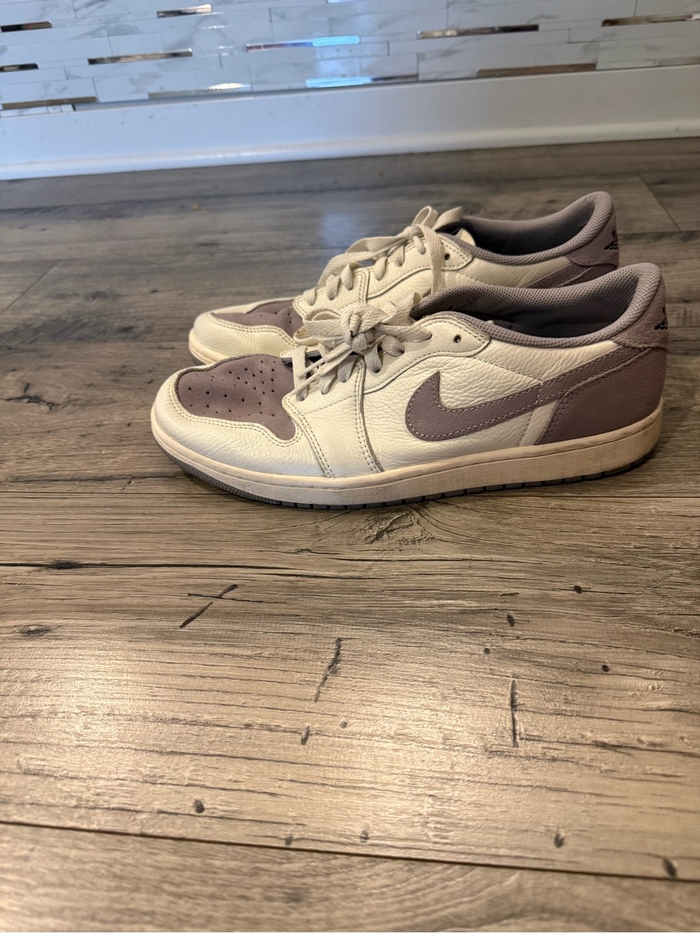 Nike Low-Top Sneakers - White & Taupe